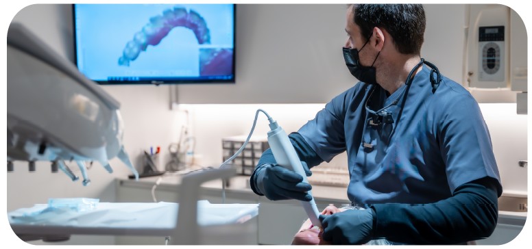 Odontólogo realizando el escaneo dental